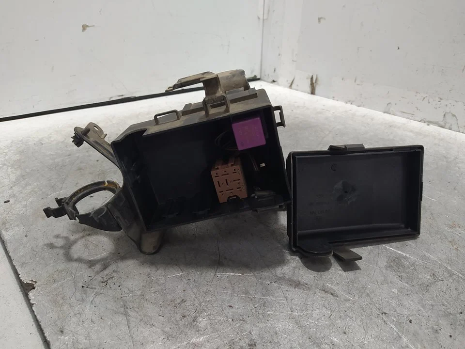 Foto de CAJA RELES / FUSIBLES OPEL ZAFIRA A 1.8 16V CAT (116 CV / 85 KW) referencia 90560119