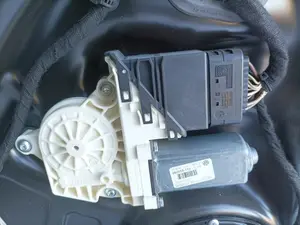 Foto de ELEVALUNAS TRASERO IZQUIERDO VOLKSWAGEN PASSAT BERLINA (3C2) 2.0 TDI (140 CV / 103 KW) referencia 3C4839755 foto 4