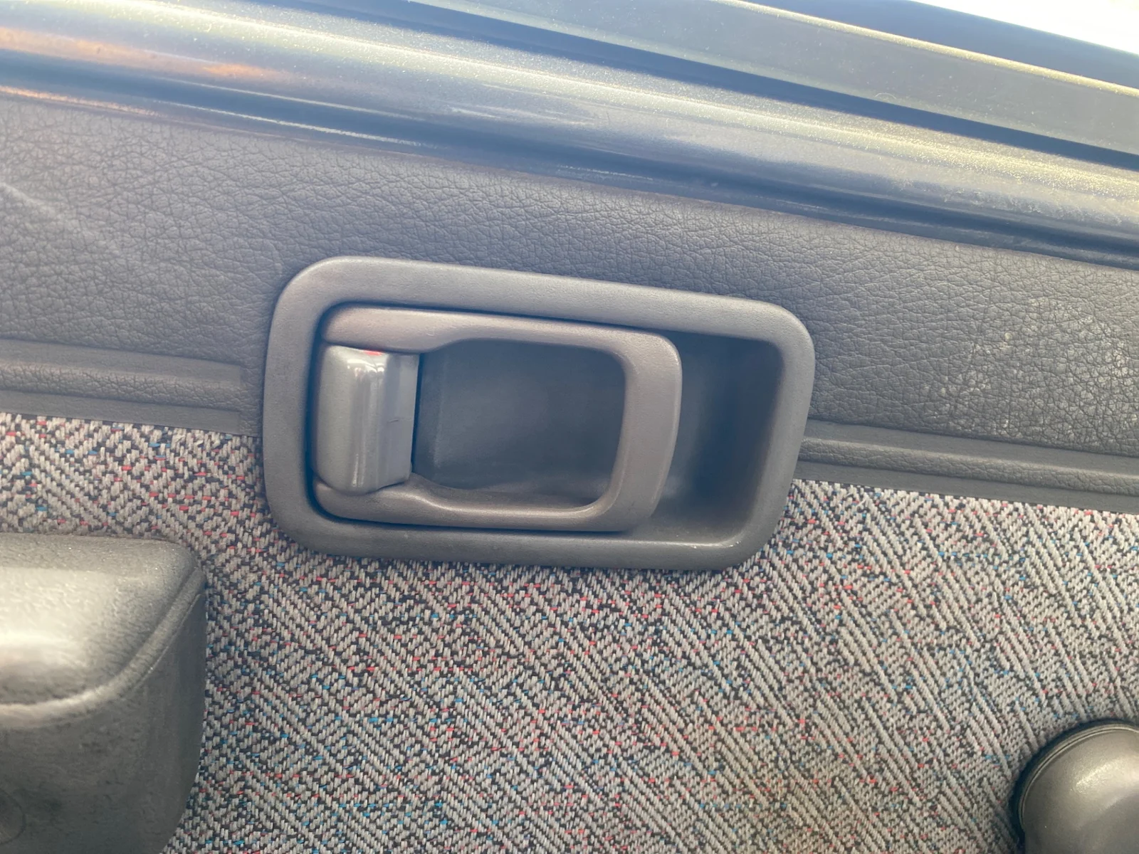 Foto de MANETA INTERIOR DELANTERA IZQUIERDA NISSAN SERENA (C23M) 2.3 Diesel (75 CV / 55 KW)