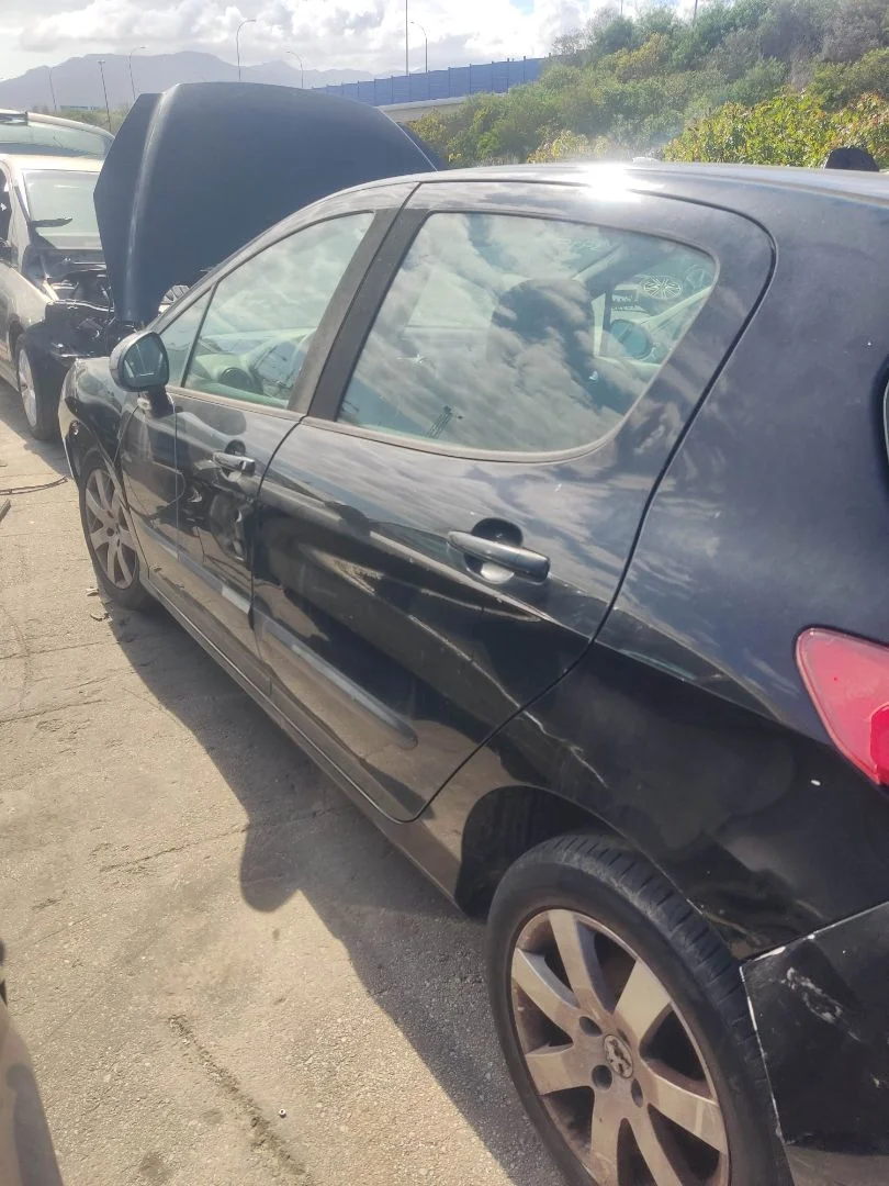 Foto de PUERTA TRASERA IZQUIERDA PEUGEOT 308 1.6 HDi FAP CAT (9HZ / DV6TED4) (109 CV / 80 KW) referencia 9006L7