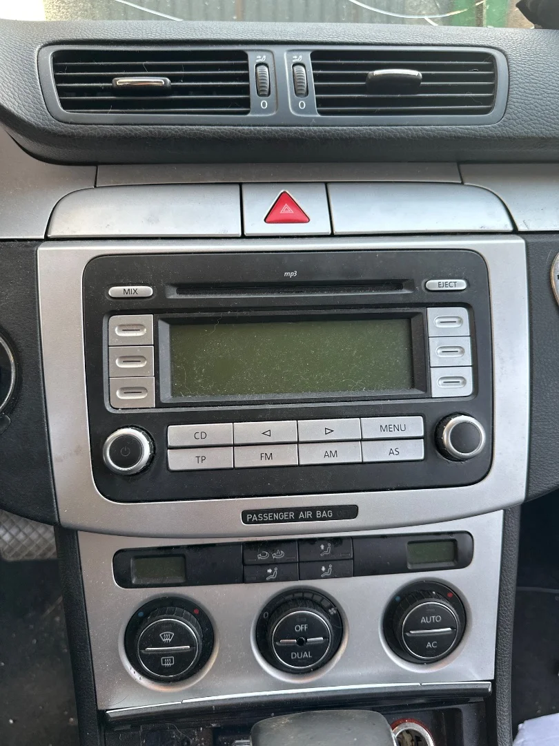 Foto de SISTEMA AUDIO / RADIO CD VOLKSWAGEN PASSAT BERLINA (3C2) 2.0 TDI (140 CV / 103 KW)