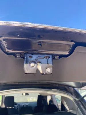 Foto de CERRADURA MALETERO / PORTON NISSAN QASHQAI (J10) 2.0 16V CAT (141 CV / 104 KW)