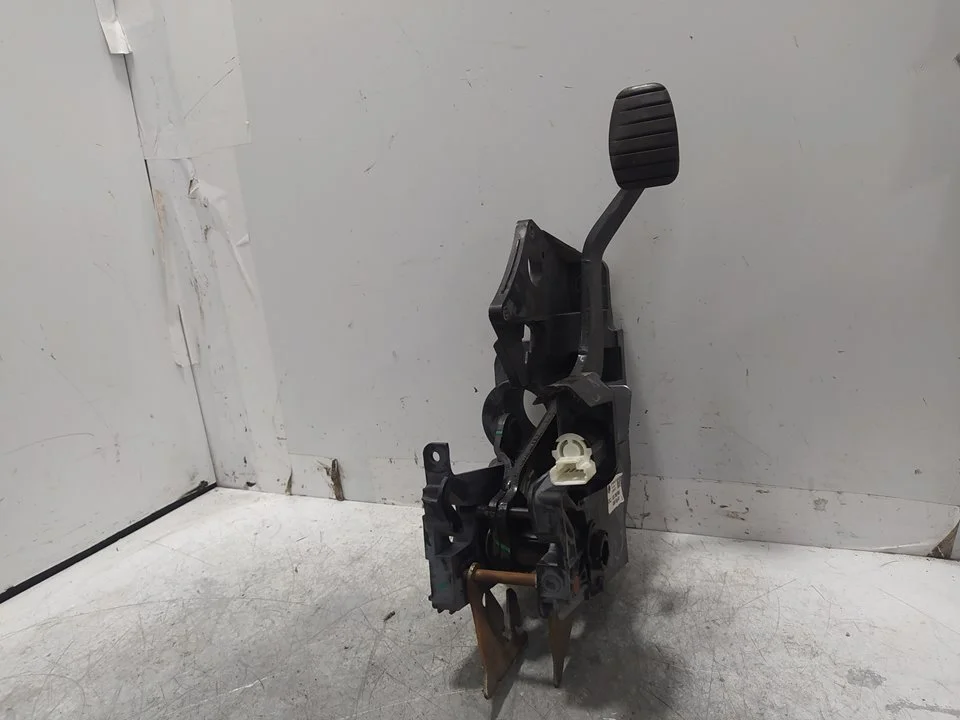 Foto de PEDAL FRENO RENAULT TWINGO III 1.0 SCe (71 CV / 52 KW) referencia 465015994R