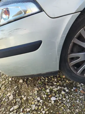 Foto de PARAGOLPES DELANTERO RENAULT LAGUNA II (BG0) 1.8 CAT (120 CV / 88 KW) foto 4