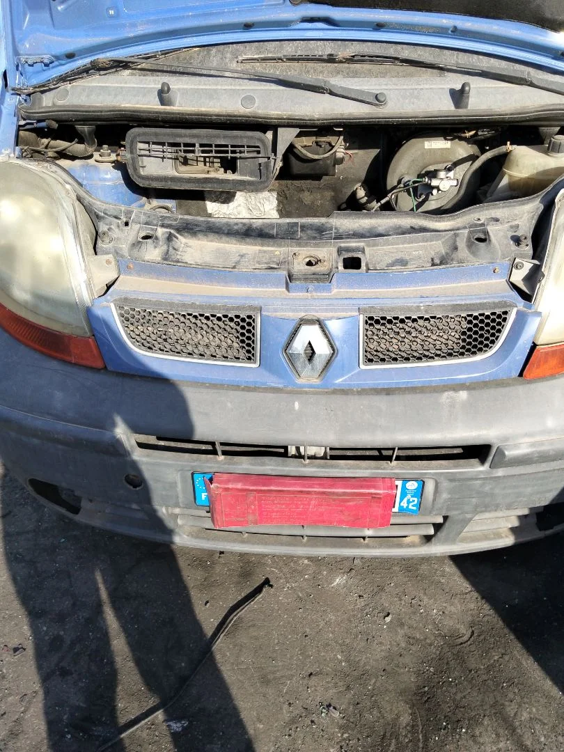 Foto de REJILLA DELANTERA RENAULT TRAFIC II COMBI 1.9 Diesel (101 CV / 74 KW)
