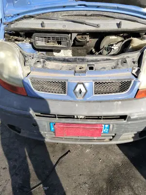 Foto de REJILLA DELANTERA RENAULT TRAFIC II COMBI 1.9 Diesel (101 CV / 74 KW)