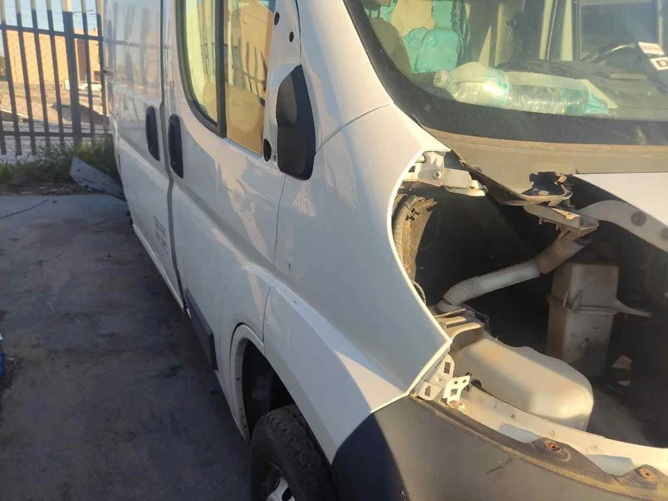 Foto de ALETA DELANTERA DERECHA PEUGEOT BOXER (333/335) FURGÓN TECHO ELEVADO BAT.3450MM 2.2 HDI CAT (101 CV / 74 KW)
