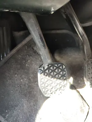 Foto de PEDAL EMBRAGUE BMW SERIE 3 BERLINA (E90) 2.0 16V Diesel (163 CV / 120 KW)