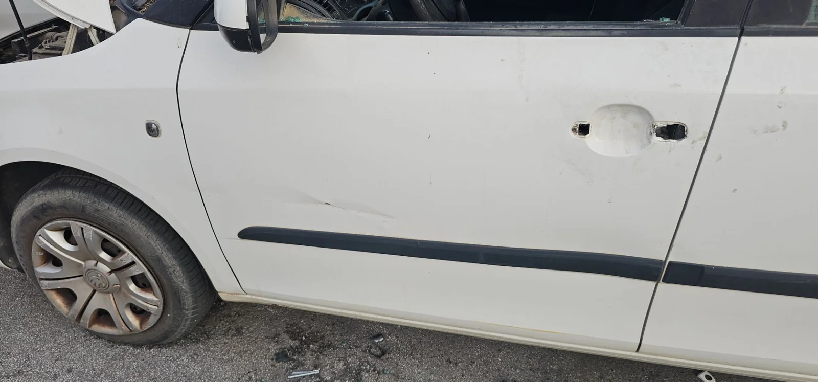 Foto de PUERTA DELANTERA IZQUIERDA SKODA FABIA (5J2) 1.2 (60 CV / 44 KW) referencia 5J6831055