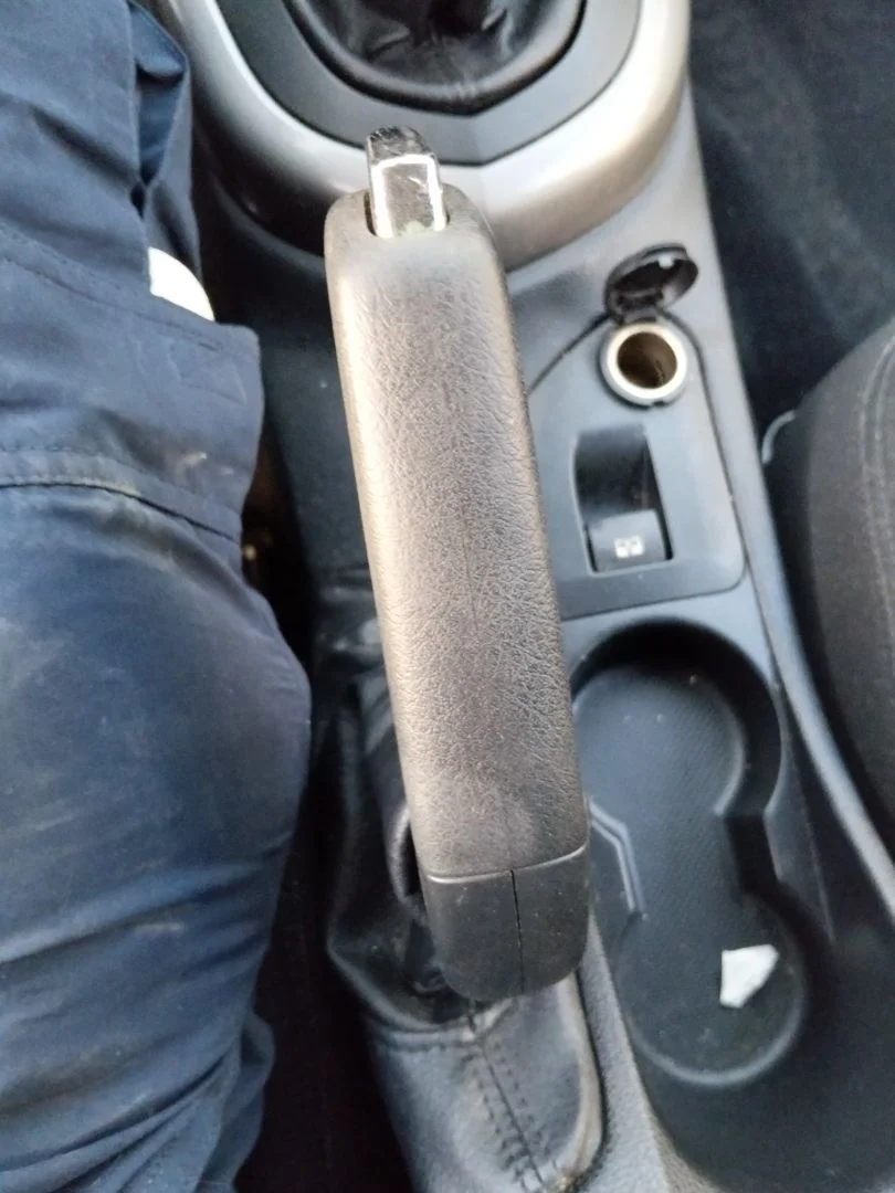Foto de PALANCA FRENO PEUGEOT 308 SW 1.6 HDi FAP CAT (9HZ / DV6TED4) (109 CV / 80 KW)