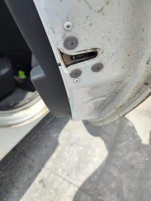 Foto de CERRADURA PUERTA TRASERA DERECHA RENAULT CLIO III 1.2 16V (75 CV / 55 KW)