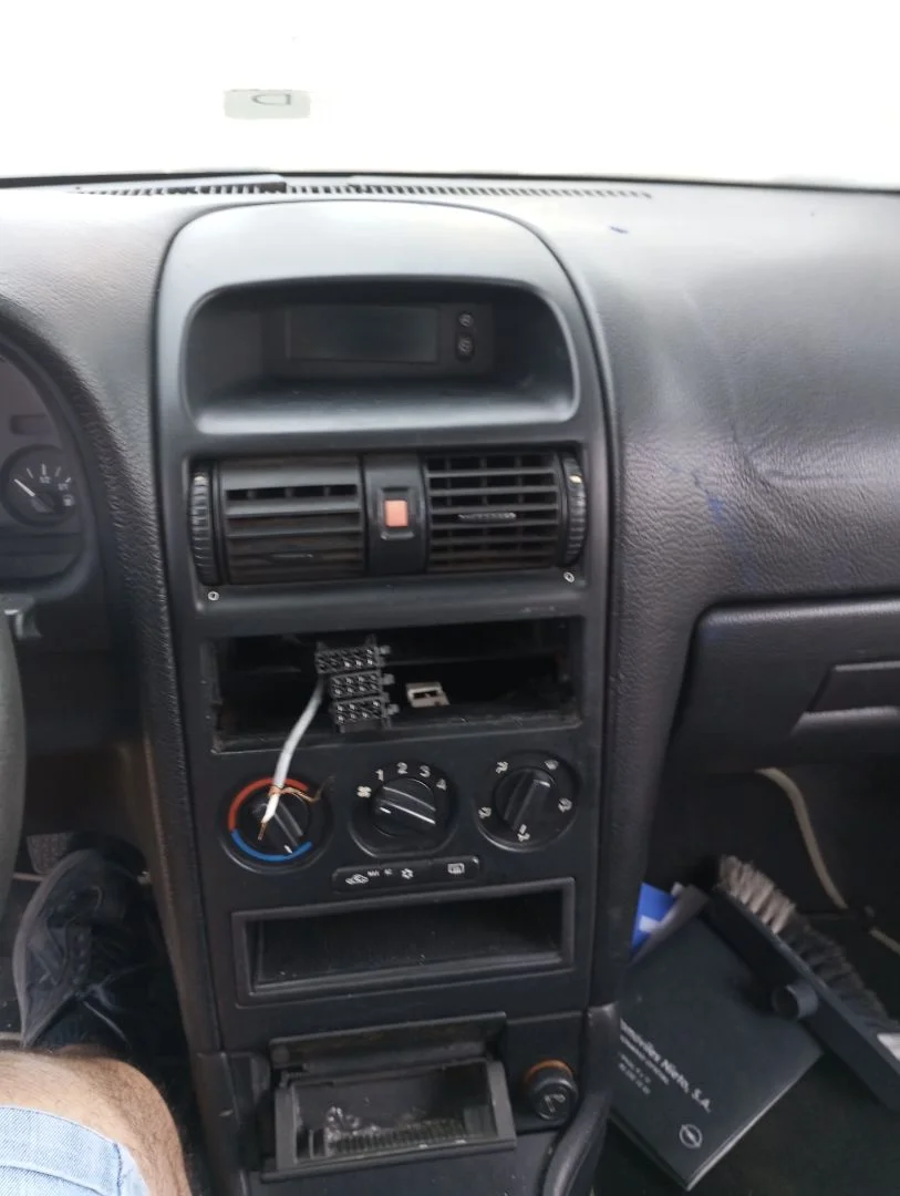 Foto de CONSOLA CENTRAL OPEL ASTRA G BERLINA 1.6 CAT (Z 16 SE / L55) (84 CV / 62 KW)