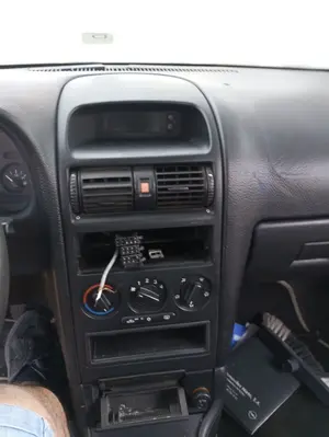 Foto de CONSOLA CENTRAL OPEL ASTRA G BERLINA 1.6 CAT (Z 16 SE / L55) (84 CV / 62 KW)
