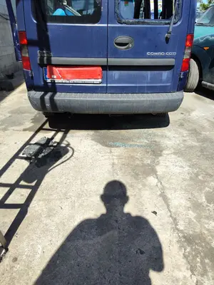 Foto de PARAGOLPES TRASERO OPEL COMBO (CORSA C) 1.3 16V CDTI CAT (Z 13 DT / LN9) (69 CV / 51 KW) referencia 93174605