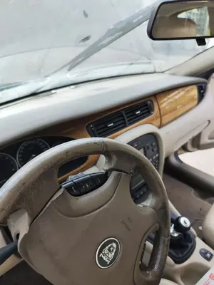 Foto de SALPICADERO JAGUAR X-TYPE 2.1 V6 24V CAT (156 CV / 115 KW) foto 3