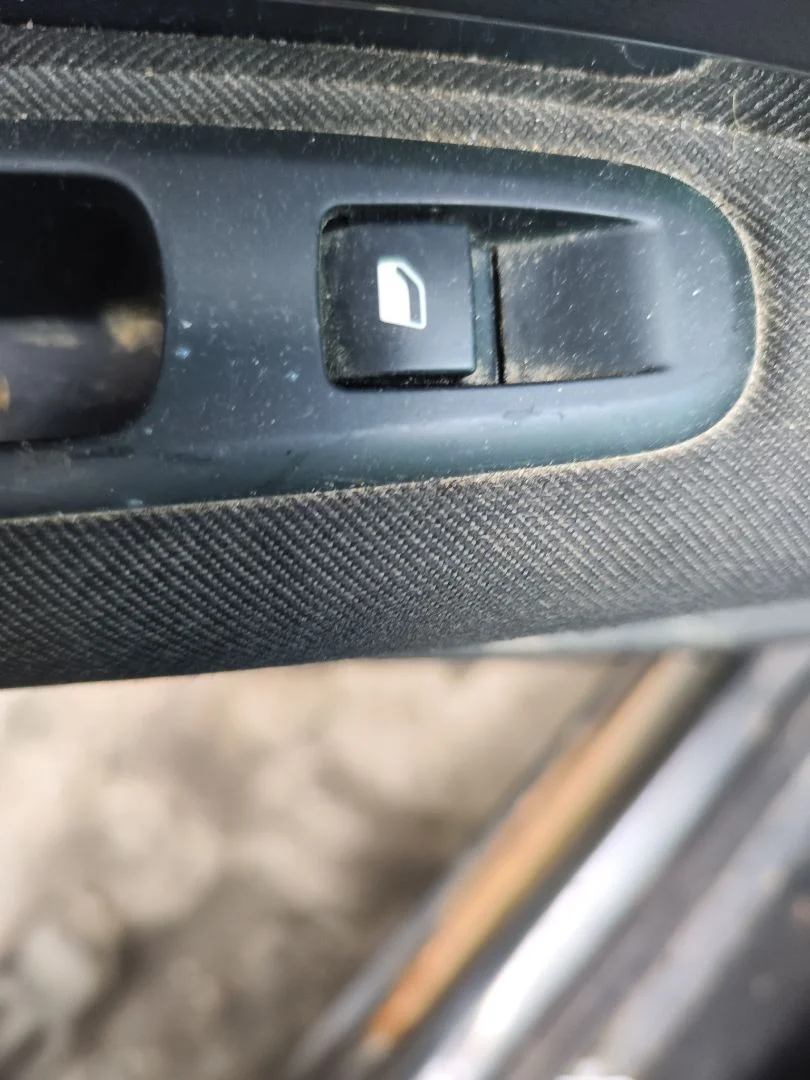 Foto de MANDO ELEVALUNAS TRASERO IZQUIERDO PEUGEOT 5008 1.6 HDi FAP CAT (9HZ / DV6TED4) (109 CV / 80 KW)