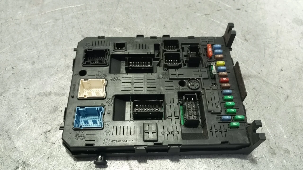 Foto de CAJA RELES / FUSIBLES PEUGEOT 5008 1.6 HDi FAP (112 CV / 82 KW) referencia 281197595
