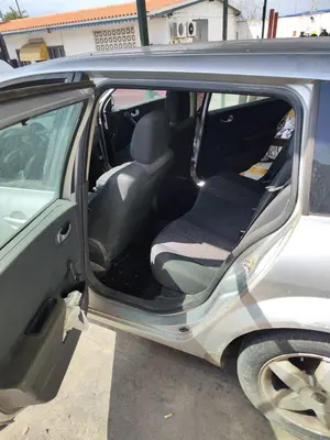 Foto de GOMAS CONTORNO PUERTA RENAULT MEGANE II GRANDTOUR 1.5 dCi Diesel CAT (86 CV / 63 KW)