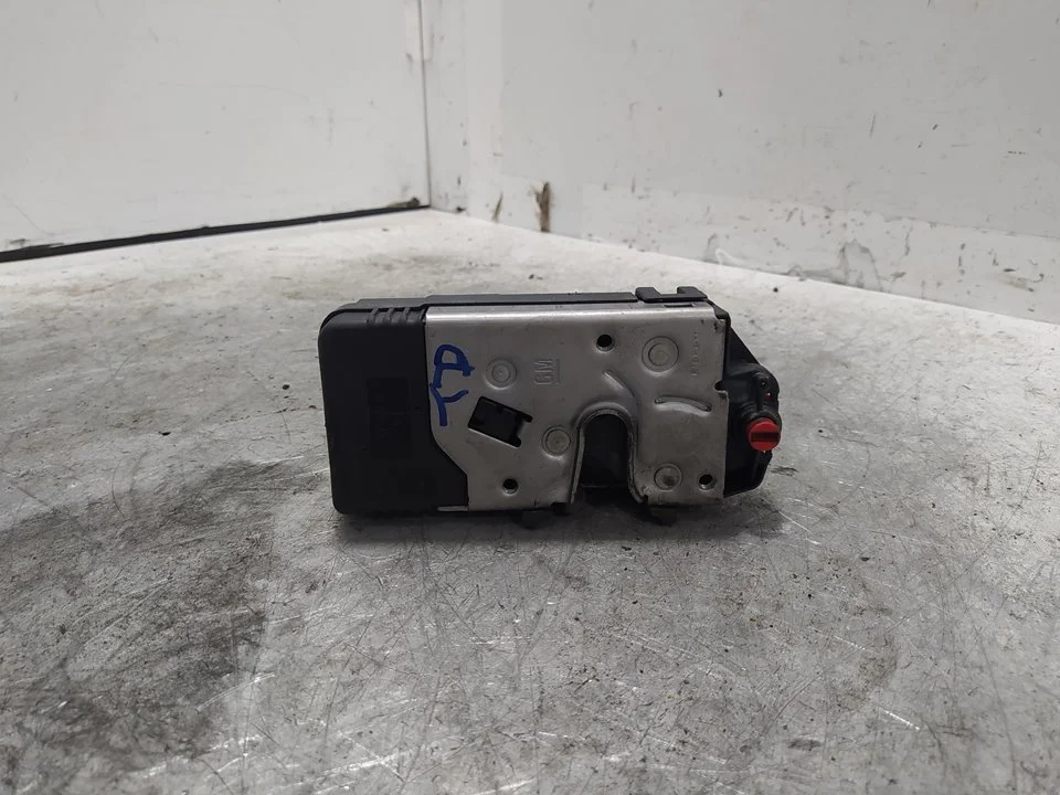 Foto de CERRADURA PUERTA TRASERA DERECHA OPEL CORSA C 1.2 16V CAT (Z 12 XE / LW4) (75 CV / 55 KW) referencia 24414139