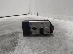 Foto de CERRADURA PUERTA TRASERA DERECHA OPEL CORSA C 1.2 16V CAT (Z 12 XE / LW4) (75 CV / 55 KW) referencia 24414139 foto 1