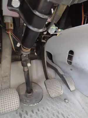 Foto de PEDAL FRENO IVECO DAILY FURGÓN 2.3 Diesel (97 CV / 71 KW)