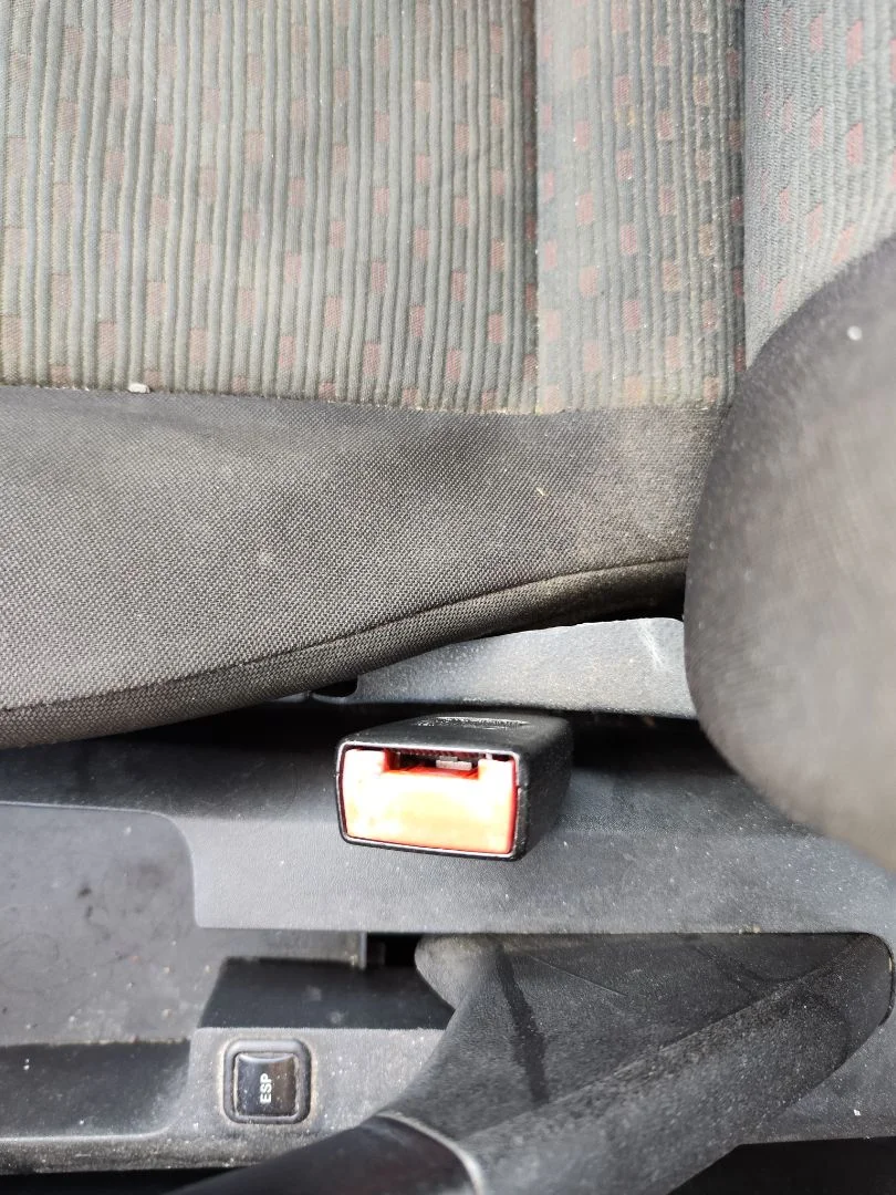 Foto de ENGANCHE CINTURON DELANTERO DERECHO SEAT CORDOBA BERLINA (6L2) 1.9 TDI (131 CV / 96 KW)