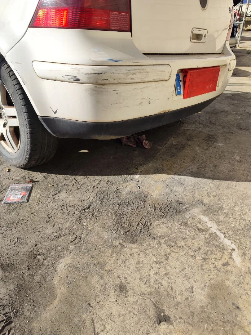 Foto de PARAGOLPES TRASERO VOLKSWAGEN GOLF IV BERLINA (1J1)(10.1997) 2.0 (116 CV / 85 KW)