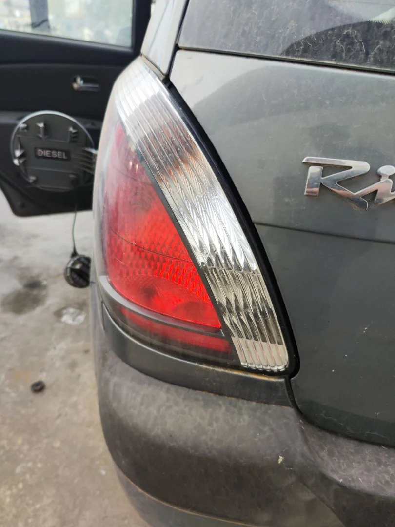 Foto de PILOTO TRASERO IZQUIERDO KIA RIO (JB) 1.5 CRDi (110 CV / 81 KW) referencia 924011G210
