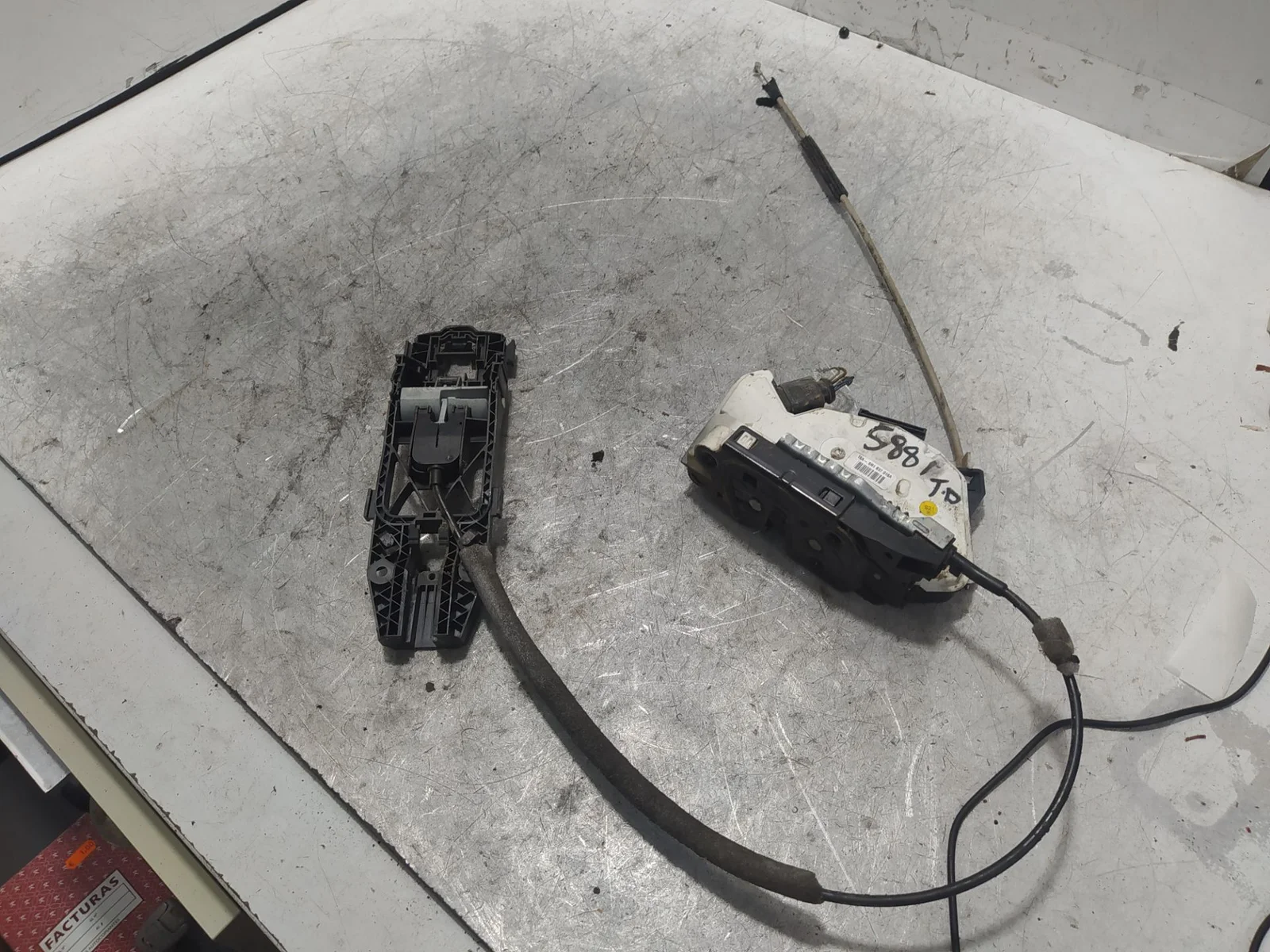 Foto de CERRADURA PUERTA TRASERA DERECHA SEAT IBIZA BERLINA (6J5) 1.4 TDI (80 CV / 59 KW)
