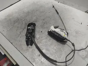 Foto de CERRADURA PUERTA TRASERA DERECHA SEAT IBIZA BERLINA (6J5) 1.4 TDI (80 CV / 59 KW)