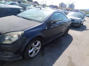 Foto de LUNA DELANTERA IZQUIERDA OPEL ASTRA H TWIN TOP 1.8 16V (140 CV / 103 KW) referencia 93196252