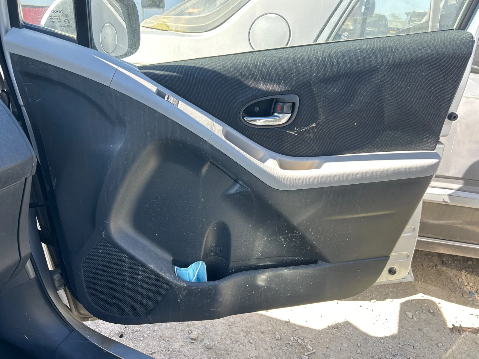 Foto de GUARNECIDO PUERTA DELANTERA DERECHA TOYOTA YARIS (KSP9/SCP9/NLP9) 1.3 16V CAT (101 CV / 74 KW) referencia 676100D480C0