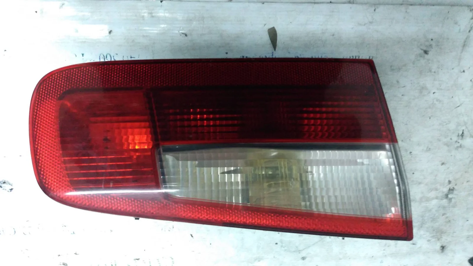 Foto de PILOTO TRASERO IZQUIERDO RENAULT LAGUNA II (BG0) 1.9 dCi Diesel CAT (101 CV / 74 KW) referencia 8200002473