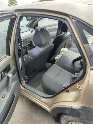 Foto de GOMAS CONTORNO PUERTA CHEVROLET LACETTI 1.6 CAT (109 CV / 80 KW)