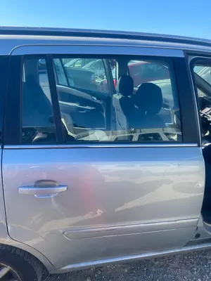 Foto de PUERTA TRASERA DERECHA OPEL ZAFIRA B 1.9 CDTI (120 CV / 88 KW) referencia 13203016
