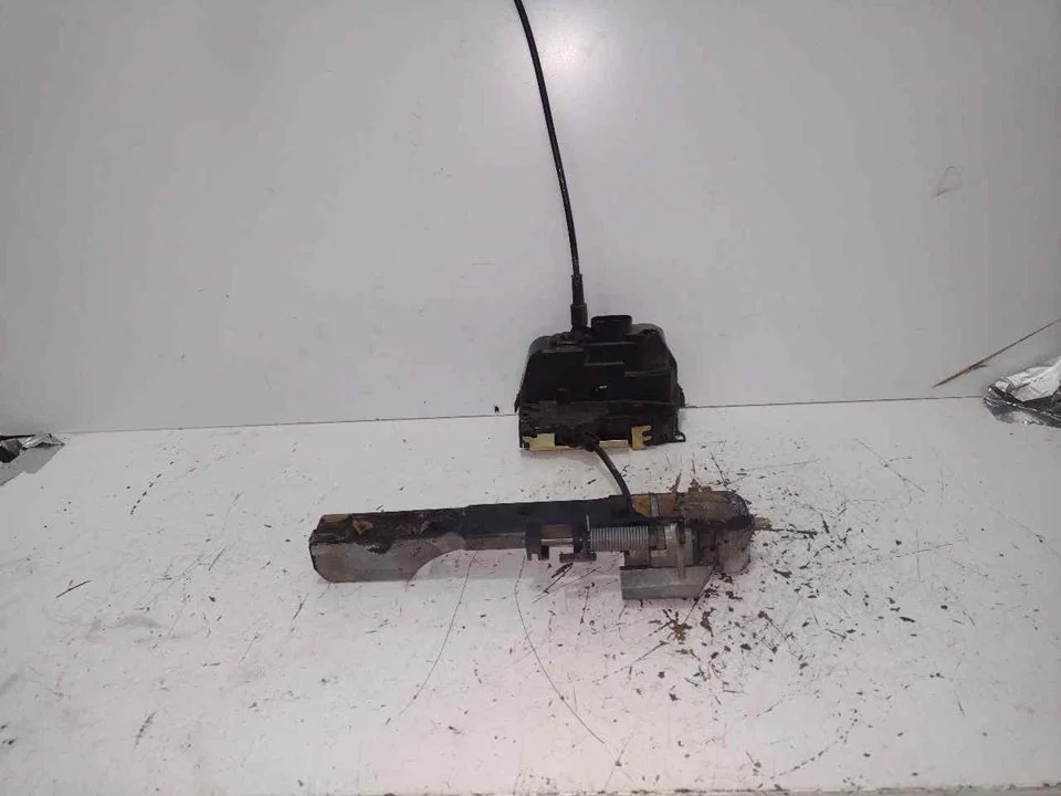 Foto de CERRADURA PUERTA TRASERA IZQUIERDA NISSAN PRIMERA BERLINA (P12) 1.9 16V Turbodiesel CAT (120 CV / 88 KW) referencia 250120