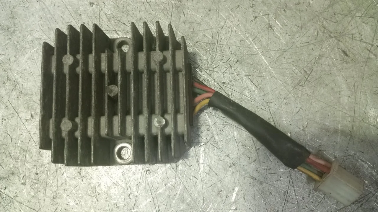 Foto de REGULADOR DE CORRIENTE YAMAHA XJ 600 / 900 599 cm3 - 37 kW (50 CV / 37 KW)