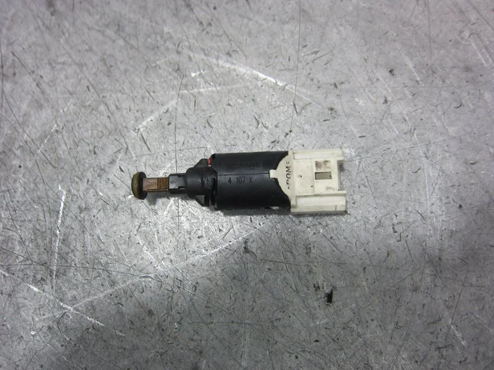 Foto de INTERRUPTOR PEUGEOT 206 1.4 HDi (68 CV / 50 KW) referencia 9643478880