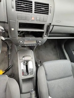 Foto de CONSOLA CENTRAL VOLKSWAGEN POLO IV (9N1) 1.4 16V (75 CV / 55 KW)