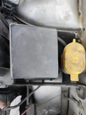 Foto de CAJA RELES / FUSIBLES FORD FOCUS FAMILIAR (CAK) 1.8 TDCi Turbodiesel CAT (116 CV / 85 KW)