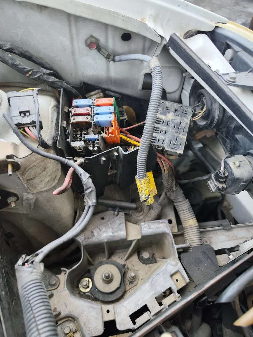 Foto de CAJA RELES / FUSIBLES RENAULT KANGOO I (F/KC0) 1.9 dCi Diesel CAT (84 CV / 62 KW)