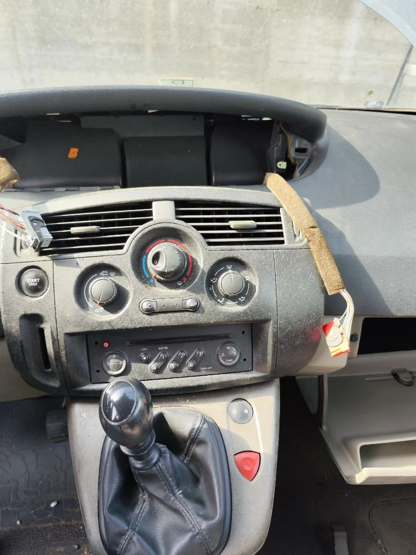 Foto de CONSOLA CENTRAL RENAULT SCENIC II (JM) 1.9 dCi Diesel (120 CV / 88 KW)