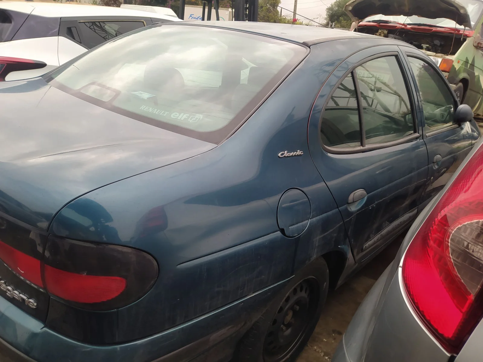 Foto de PILOTO TRASERO DERECHO RENAULT MEGANE I CLASSIC (LA0) 2.0 CAT (114 CV / 84 KW) referencia 7701042628