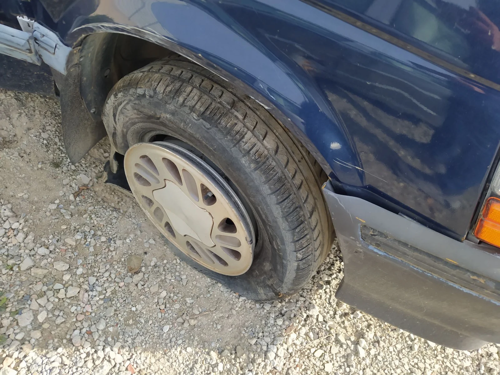 Foto de PASO RUEDA DELANTERO DERECHO CHRYSLER VOYAGER GS 2.5 Turbodiesel (116 CV / 85 KW)