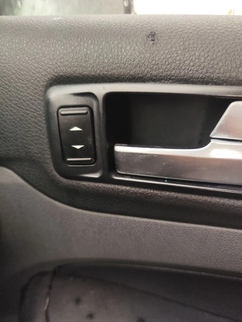Foto de MANDO ELEVALUNAS DELANTERO DERECHO FORD FOCUS BERLINA (CAP) 1.6 TDCi CAT (90 CV / 66 KW)