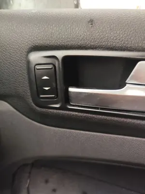 Foto de MANDO ELEVALUNAS DELANTERO DERECHO FORD FOCUS BERLINA (CAP) 1.6 TDCi CAT (90 CV / 66 KW)