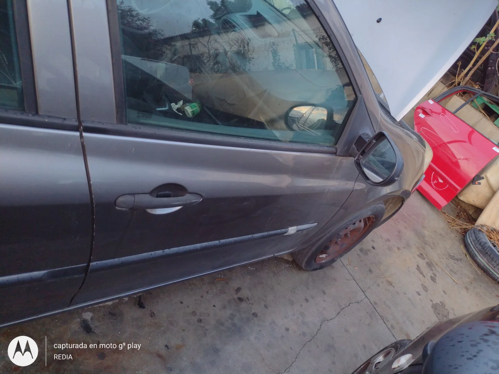 Foto de PUERTA DELANTERA DERECHA RENAULT CLIO III 1.2 16V (75 CV / 55 KW)