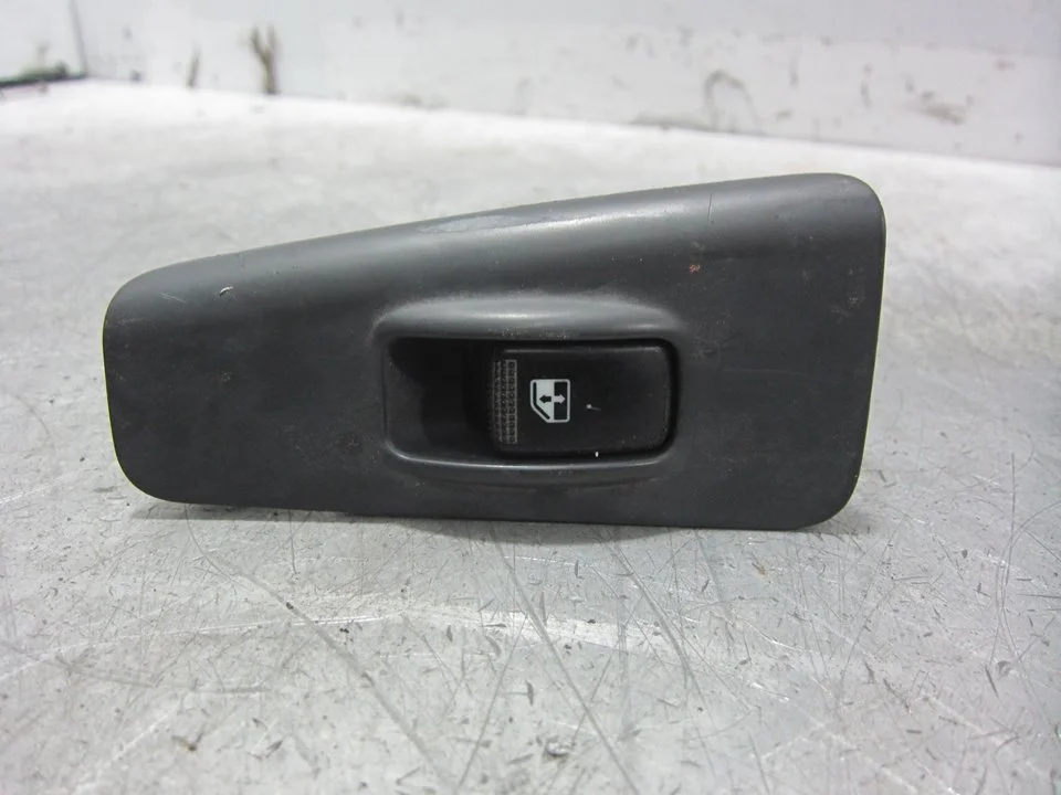 Foto de MANDO ELEVALUNAS TRASERO IZQUIERDO KIA CERATO (LD) 1.6 CAT (105 CV / 77 KW) referencia 621W03620