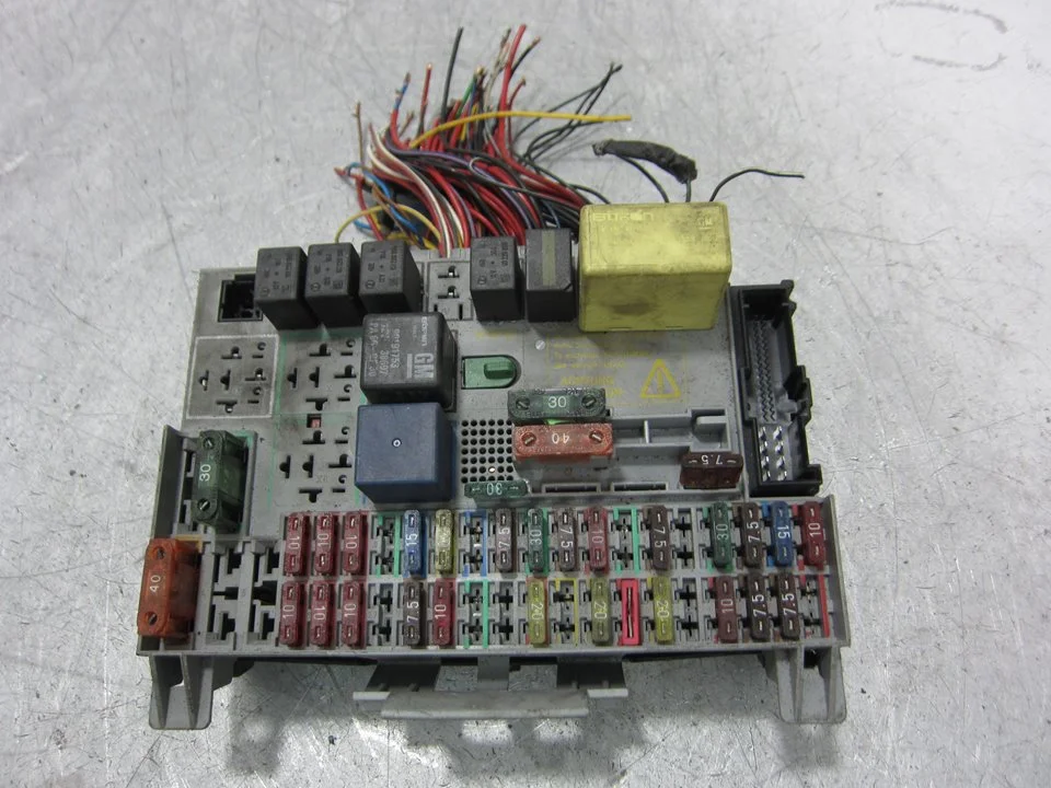 Foto de CAJA RELES / FUSIBLES OPEL ASTRA G BERLINA 1.7 Turbodiesel CAT (X 17 DTL / 2H8) (68 CV / 50 KW) referencia 90589965