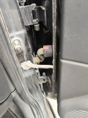 Foto de RETENEDOR PUERTA OPEL CORSA C 1.2 16V CAT (Z 12 XEP / LB4) (80 CV / 59 KW)